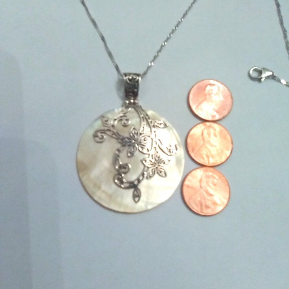 Golden Mother of Pearl Pendant - Picture 7 of 8